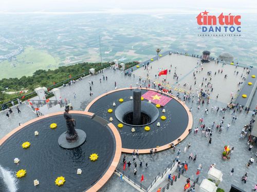 Các khu vực tham quan trên đỉnh núi Bà Đen thu hút đông người dân trong ngày cuối kỳ nghỉ lễ