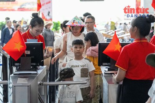 Nhiều gia đình lựa chọn núi Bà Đen làm điểm vui chơi, thư giãn trước khi kết thúc kỳ nghỉ lễ.