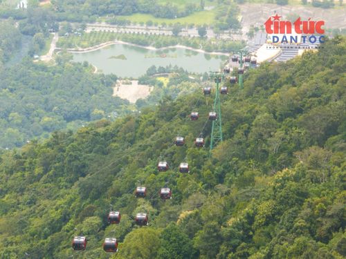 Núi bà Bà Đen nằm trong khối núi gồm ba ngọn núi chính, tổng diện tích 24 km2 gồm Núi Heo - Núi Phụng - Núi Bà Đen. Nơi đây có địa hình đa dạng với nhiều hang động, vách đá granite, thảm thực vật phong phú và quần thể tâm linh.