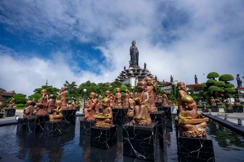 Một trong những điểm thu hút đông khách là triển lãm nghệ thuật sắp đặt gốm tâm linh. Không gian trưng bày quy tụ hơn 400 tác phẩm điêu khắc gốm của nghệ sĩ Nguyễn Tuấn cùng các nghệ nhân làng gốm Phù Lãng, tỉnh Bắc Ninh. Trong đó, hơn 200 tượng chú tiểu với nhiều trạng thái, biểu cảm khác nhau tạo sự thích thú cho du khách.