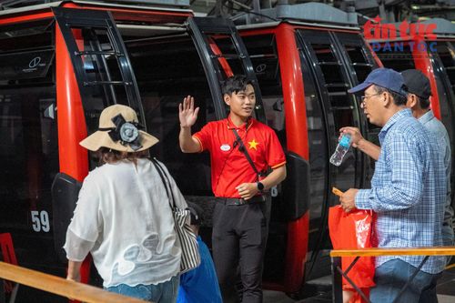 Du khách muốn lên đỉnh núi Bà Đen phải di chuyển bằng cáp treo.
