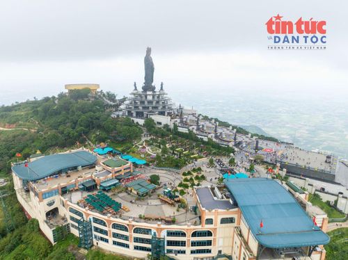 Toàn cảnh Khu du lịch núi Bà Đen nhìn từ trên cao.