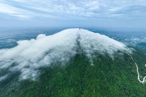 Từ trên cao, đỉnh núi Bà Đen hiện lên hùng vĩ giữa những tầng mây trắng bồng bềnh