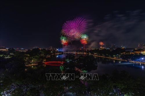 Màn pháo hoa rực rỡ trên bầu trời hồ Hoàn Kiếm. Ảnh: Phạm Tuấn Anh/TTXVN