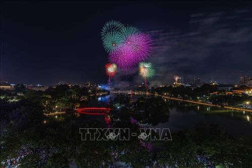Màn pháo hoa rực rỡ trên bầu trời hồ Hoàn Kiếm. Ảnh: Phạm Tuấn Anh/TTXVN