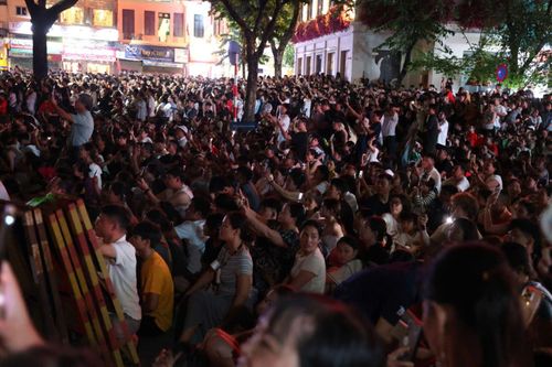 Người dân dùng điện thoại ghi lại khoảnh khắc những chùm pháo hoa rực sáng trên bầu trời Hồ Gươm trong đêm Quốc khánh 2/9.
