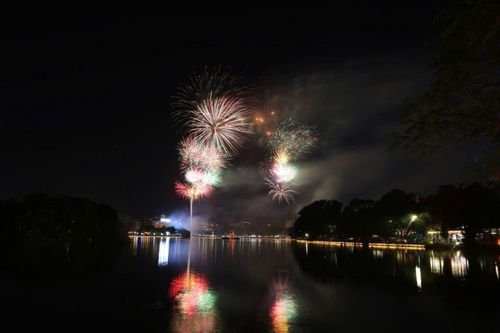 Những chùm pháo hoa nhiều tầng, nhiều sắc màu bung nở trên nền trời đêm Hồ Gươm, khép lại một ngày Quốc khánh đầy cảm xúc tại Thủ đô.