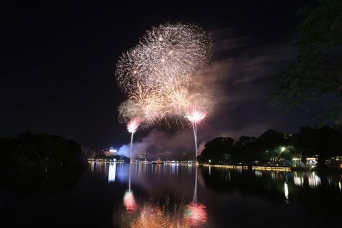 Pháo hoa rực rỡ soi bóng xuống mặt Hồ Gươm, tạo nên những dải màu lung linh trong đêm Kỷ niệm 81 năm ngày Quốc khánh 2/9.