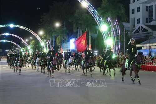 Đoàn Cảnh sát cơ động Kỵ binh trình diễn tại chương trình.