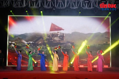 Các tiết mục nghệ thuật tái hiện không khí hào hùng của mùa thu lịch sử năm 1945.