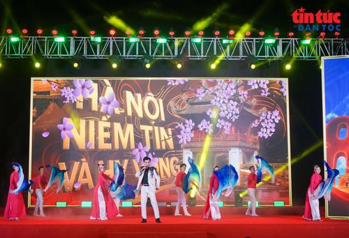 Những giai điệu về Hà Nội, đất nước vang lên giữa không gian vườn hoa khu vực Đền Bà Kiệu.