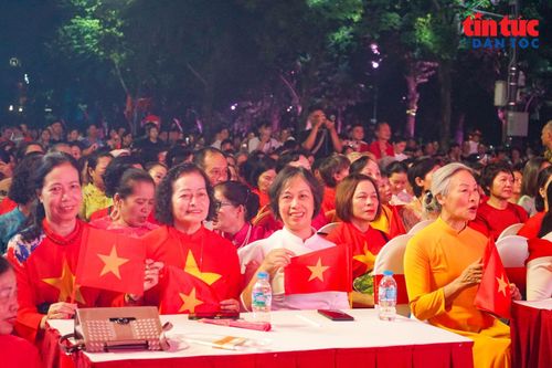 Đông đảo khán giả chăm chú theo dõi các tiết mục nghệ thuật trong chương trình.