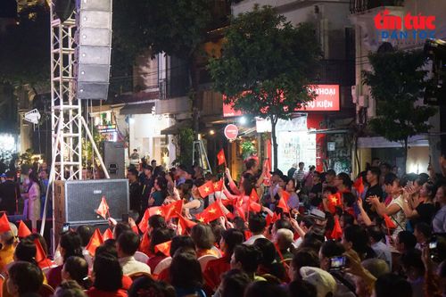 Đông đảo người dân và du khách thưởng thức chương trình nghệ thuật “Hà Nội - Mùa thu độc lập” trong tối Quốc khánh 2/9.