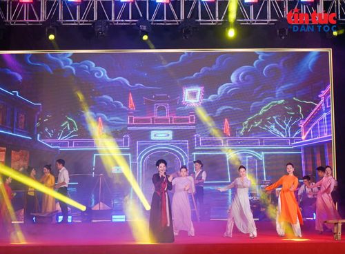 Những làn điệu chèo, xẩm hòa quyện cùng âm nhạc hiện đại, tạo nên không gian nghệ thuật giàu bản sắc.