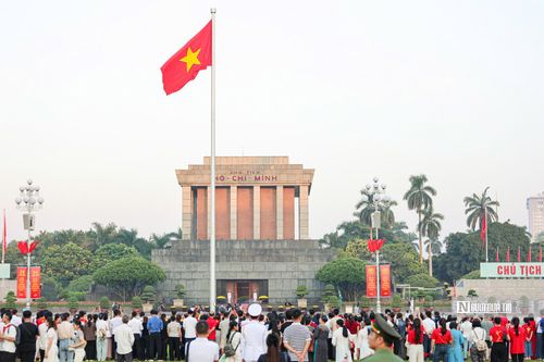 Theo ghi nhận sáng 2/9 thời tiết tại Hà Nội trong xanh có nắng, tạnh ráo, người dân và du khách tại Hà Nội nô nức đổ về các tuyến phố trung tâm, Quảng trường Ba Đình và các khu vui chơi để hòa mình vào không khí rộn ràng, ngập tràn sắc đỏ cờ hoa.
