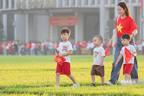 Người dân đổ về Quảng trường Ba Đình, vào Lăng viếng Bác trong không khí rộn ràng.