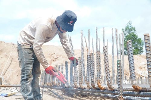 Công nhân đang thi công các hạng mục ở cầu Hà Nhe thuộc gói thầu XL.02