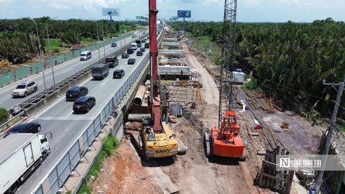 Máy móc, thiết bị hoạt động liên tục trên công trường cao tốc Tp.HCM - Long Thành trong kỳ nghỉ lễ 2/9.