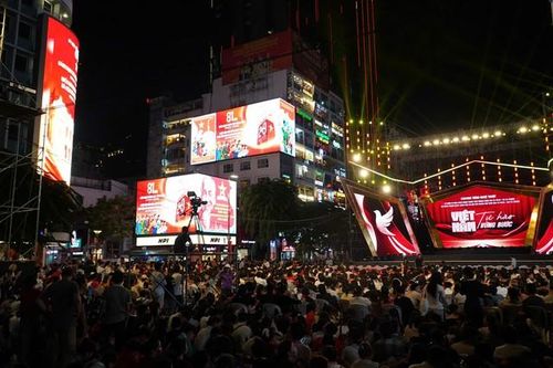 Ngoài việc tham gia xem màn trình diễn bắn pháo hoa, người dân và du khách tại Tp.HCM còn xem trực tiếp chương trình nghệ thuật Việt Nam Tự hào vững bước được tổ chức tại phố đi bộ Nguyễn Huệ.
