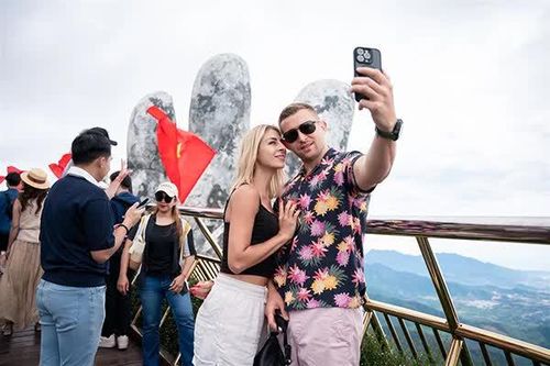 Du khách trong và ngoài nước trải nghiệm Cầu Vàng ở Sun World Ba Na Hills dịp lễ 2/9.