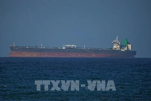Con tàu di chuyển qua eo biển Hormuz. Ảnh: AA/TTXVN