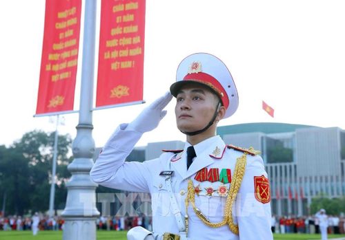 Lễ Thượng cờ được tổ chức trang nghiêm nhân kỷ niệm 81 năm Cách mạng Tháng Tám (19/8/1945 – 19/8/2026) và Quốc khánh nước Cộng hòa xã hội chủ nghĩa Việt Nam (2/9/1945 – 2/9/2026). Ảnh: Phạm Kiên - TTXVN