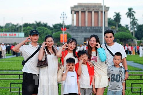 Các gia đình lưu lại khoảnh khắc tại Quảng trường Ba Đình trong sáng Quốc khánh 2/9. Ảnh: Phạm Tuấn Anh - TTXVN 