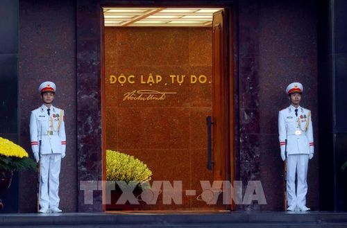 Trước khi đội tiêu binh tiến hành nghi Lễ thượng cờ là lúc cửa Lăng Chủ tịch Hồ Chí Minh được mở. Ảnh: Phạm Kiên – TTXVN 