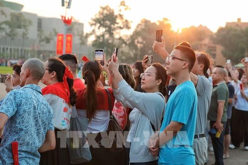 Đông đảo người dân tập trung quanh Quảng trường Ba Đình, hướng điện thoại về khu vực làm lễ để ghi lại những hình ảnh trong ngày kỷ niệm 81 năm Quốc khánh. Ảnh: Phạm Tuấn Anh - TTXVN
