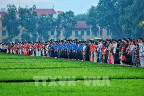 Đông đảo người dân đứng trang nghiêm quanh Quảng trường Ba Đình, cùng hướng về lá Quốc kỳ trong thời khắc diễn ra Lễ Thượng cờ sáng 2/9. Ảnh: Phạm Tuấn Anh - TTXVN 