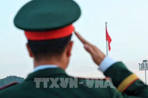 Một quân nhân thực hiện nghi lễ chào Quốc kỳ khi lá cờ đỏ sao vàng được kéo lên trên Quảng trường Ba Đình. Ảnh: Phạm Tuấn Anh - TTXVN 