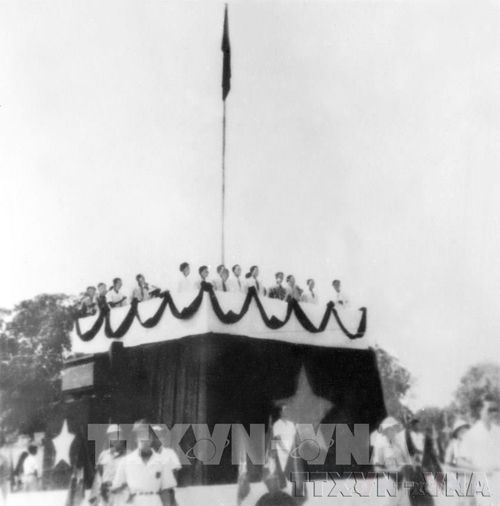 Ngày 2/9/1945, tại Quảng trường Ba Đình, Chủ tịch Hồ Chí Minh đọc Tuyên ngôn Độc lập, khai sinh nước Việt Nam Dân chủ Cộng hòa, khẳng định trước quốc dân đồng bào và toàn thế giới: “Nước Việt Nam có quyền hưởng tự do và độc lập, và sự thực đã thành một nước tự do và độc lập. Toàn thể dân Việt Nam quyết đem tất cả tinh thần và lực lượng, tính mệnh và của cải để giữ vững quyền tự do và độc lập ấy”. Ảnh: TTXVN