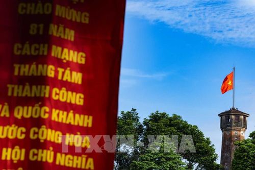 Cột cờ Hà Nội hiện lên bên những pano chào mừng 81 năm Cách mạng Tháng Tám thành công và Quốc khánh 2/9, đưa những dấu mốc của mùa Thu năm 1945 hiện diện giữa không gian Hà Nội hôm nay. Ảnh: Phạm Tuấn Anh - TTXVN