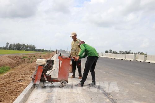 Tranh thủ thời tiết thuận lợi, Tổng Công ty Xây dựng Trường Sơn huy động tối đa phương tiện và nhân lực tăng ca làm xuyên những ngày nghỉ lễ nhằm hoàn thiện các hạng mục cuối cùng của gói thầu. Ảnh: Công Mạo-TTXVN