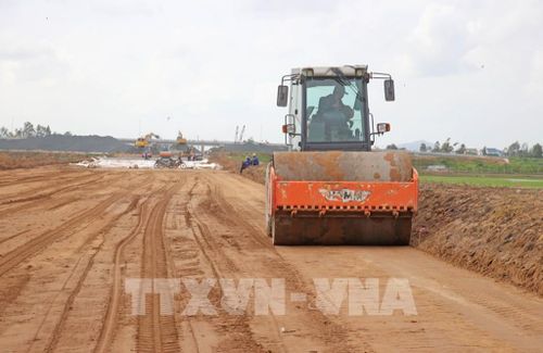 Trong 4 gói thầu Dự án cao tốc Châu Đốc - Cần Thơ - Sóc Trăng giai đoạn 1, đoạn qua địa bàn tỉnh An Giang chỉ có gói thầu 43 do Công ty Cổ phần Đầu tư và Giao thông Phương Thành đảm nhận đang chậm tiến độ, chỉ mới đạt 75,68%, chậm 0,23% kế hoạch được giao. Ảnh: Công Mạo-TTXVN