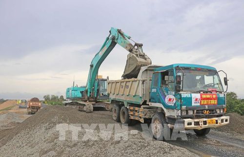 Tại gói thầu 42, do Tổng Công ty Xây dựng Trường Sơn thi công, hàng chục thiết bị, xe cơ giới cùng hàng trăm kỹ sư, công nhân đang tất bật hoàn thành những km cuối cùng của gói thầu. Ảnh: Công Mạo-TTXVN