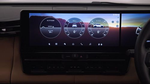 Cụm 3 đồng hồ biểu tượng từ các thế hệ Pajero trước đây được hiện đại hóa.