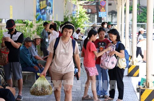 Người dân vội vã rời bến xe Giáp Bát trở về nhà sau kỳ nghỉ lễ 2/9. Ảnh: Quốc Khánh - TTXVN 