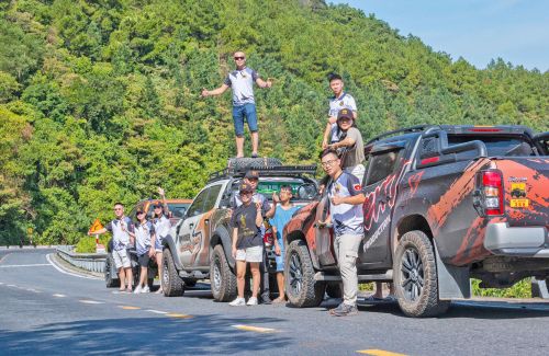 Những phút giây thư giãn, gắn kết của cả đoàn giữa thiên nhiên núi rừng trên hành trình phượt từ Bắc - Nam.