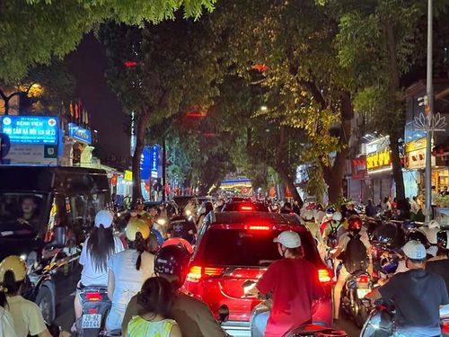 Trên phố Lò Đúc, dòng người trở về sau khi xem bắn pháo hoa Quốc khánh khiến giao thông ùn tắc kéo dài. Ảnh: Hạnh Thơm 
