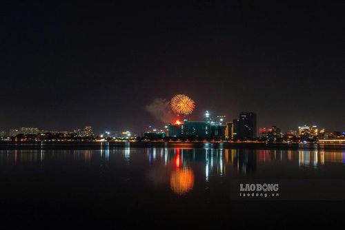 Trận địa pháo hoa số 5 - vườn hoa Lạc Long Quân chụp từ đường Thanh Niên. Ảnh: Hữu Chánh 