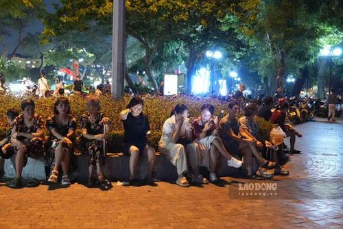 Người dân chọn một vị trí đẹp ngay sát hồ Tây để có thể ngắm trọn màn bắn pháo hoa từ Vườn hoa Lạc Long Quân. Ảnh: Hữu Chánh 