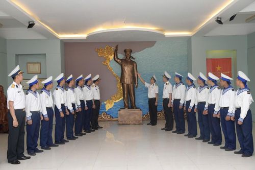 Cán bộ, chiến sĩ tham quan nhà truyền thống tại Đảo Trường Sa nhân dịp đón Tết Độc lập 2/9.