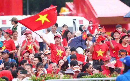 Người dân phấn khởi xem diễu binh, diễu hành tại Lễ kỷ niêm 80 năm Cách mạng Tháng Tám và Quốc khánh 2/9. Ảnh: Văn Tuyến