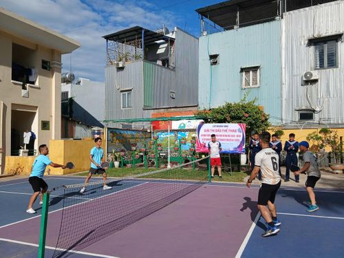Cán bộ, chiến sĩ giao lưu pickleball tại Lữ đoàn 680.