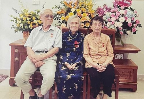 Bà Lê Phương (giữa) cùng với em trai Nguyễn Xuân Bích và em gái Nguyễn Thị Thành Nhân 