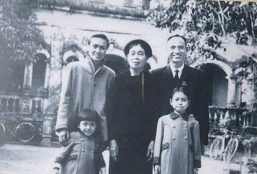 Bà Lê Phương (sinh ngày 16/6/1928, bìa trái, hàng sau) cùng mẹ đẻ, chồng và 2 con gái
