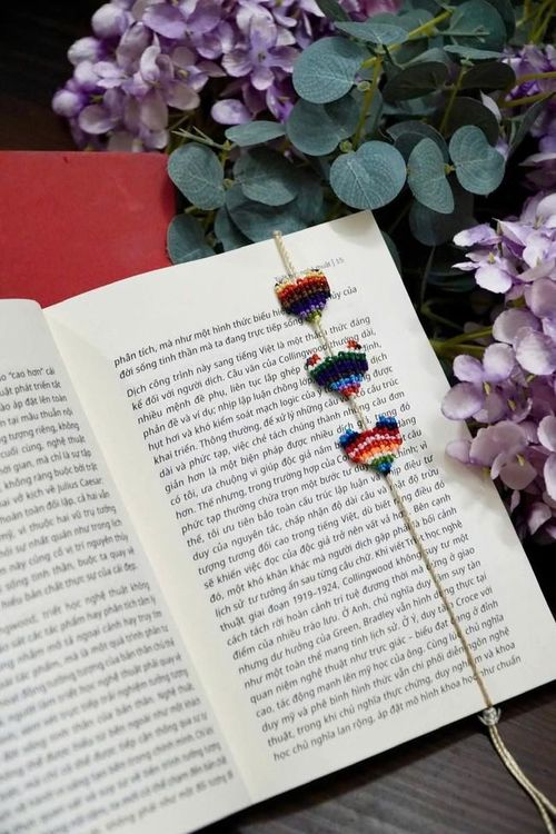 Một chiếc đánh dấu trang sách được làm bằng Macrame