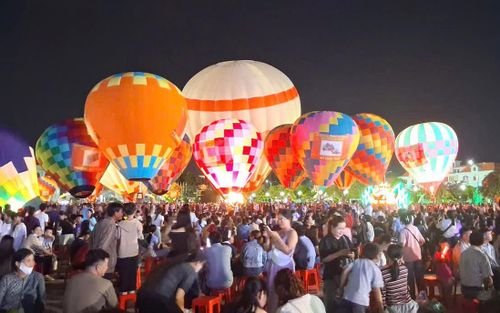 Lễ hội khinh khí cầu điểm nhấn thu hút đến với Cà Mau dịp lễ 2/9. Ảnh: Hoàng Tuấn