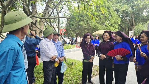 Rộn ràng màn đối đáp, hát Sli mừng Tết Độc lập